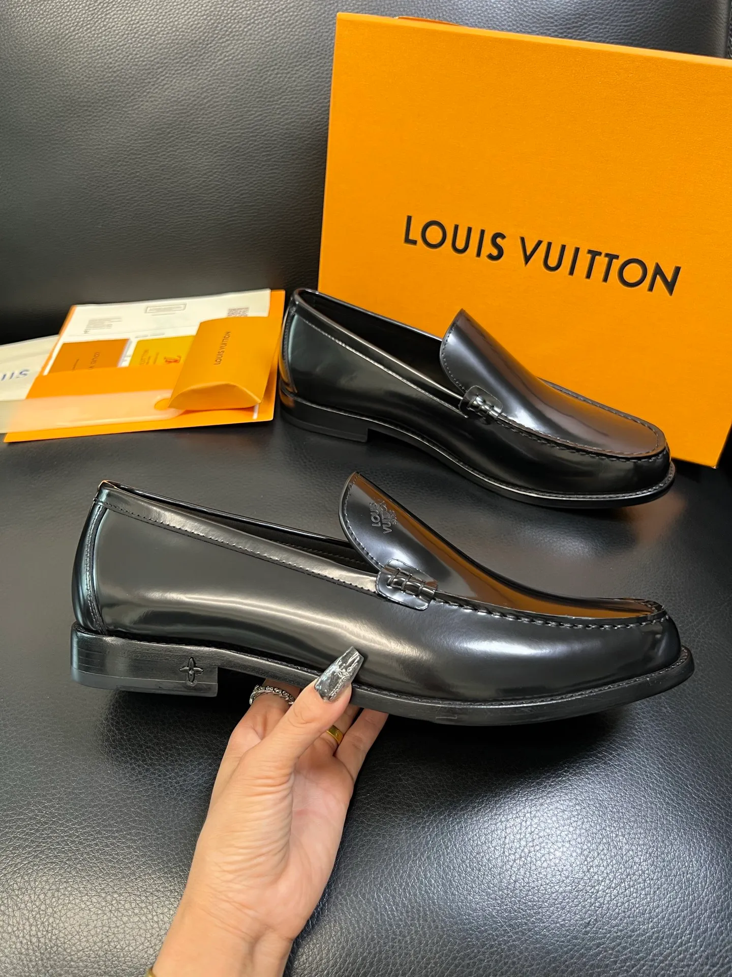 Men's shoes 💰920 Lv high quality top crafts Louis Vuitton leather shoes counter synchronized with original factory configuration, uppers imported from Italy, imported water-dyed cowhide lining, soles: original genuine leather soles specially provided by the original factory, original factory and single goods, welcome to compare, code number 39-44 (customized 38 45 46)